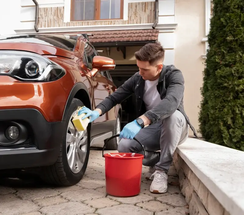 Lavage auto à domicile Saint-Jouin-Bruneval : professionnel intervenant sur un véhicule